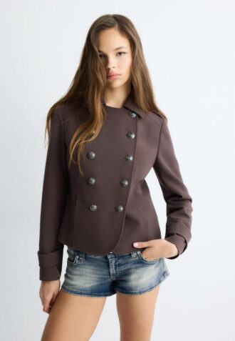 Blazer con botones grabados