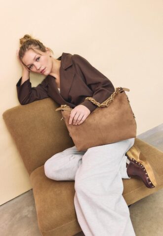 Bolso bandolera con detalle de cadena