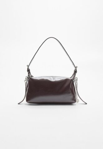 Bolso bandolera con detalle de correa
