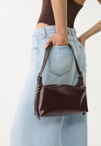 Bolso bandolera con detalle de correa