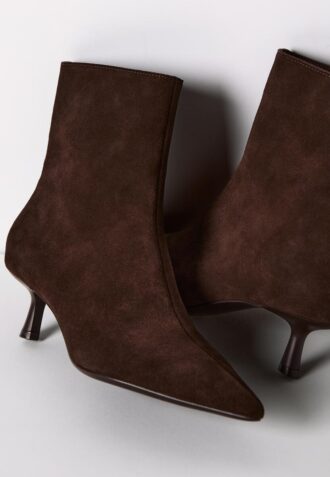 Botines de tacón de aguja de piel serrada