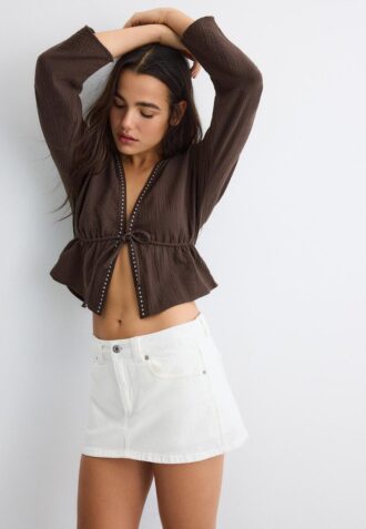 Camisa abierta con tachuelas
