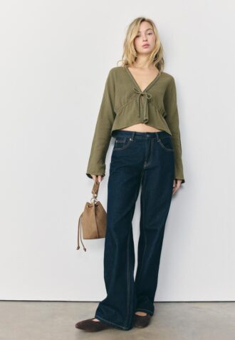 Camisa abierta con tachuelas