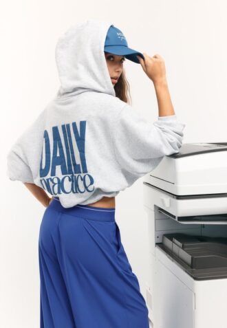 Sudadera bomber con capucha estampada
