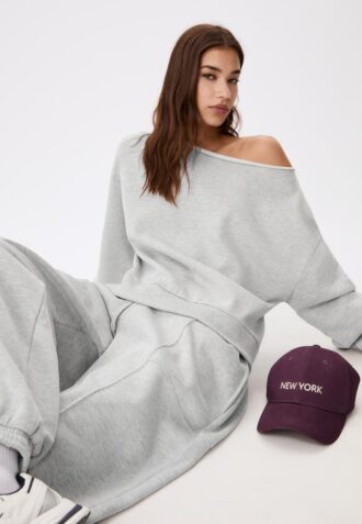 Sudadera básica con hombros al aire Sudadera básica con hombros al aire