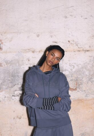 Sudadera con capucha bordada y tachuelas