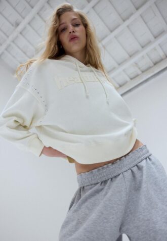 Sudadera con capucha bordada y tachuelas