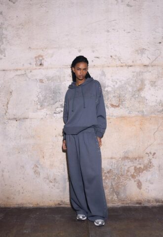Sudadera con capucha bordada y tachuelas