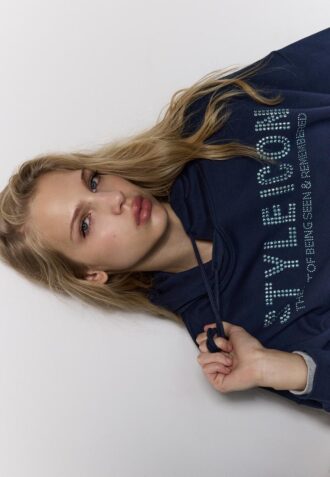 Sudadera con capucha y pedrería