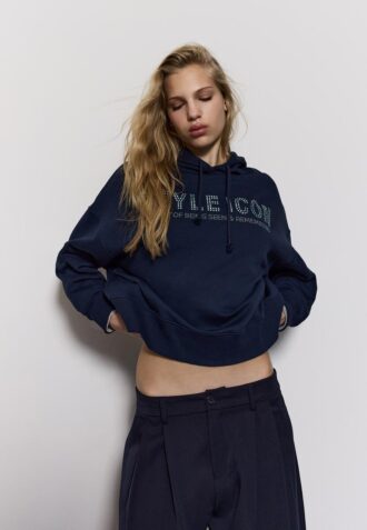 Sudadera con capucha y pedrería