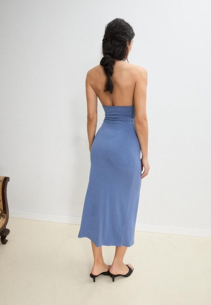 Vestido midi sin espalda con cuello halter Vestido midi sin espalda con cuello halter