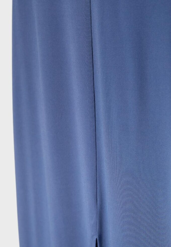 Vestido midi sin espalda con cuello halter Vestido midi sin espalda con cuello halter